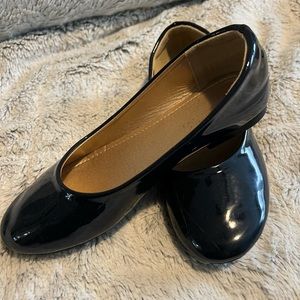 Girls navy patent shoes